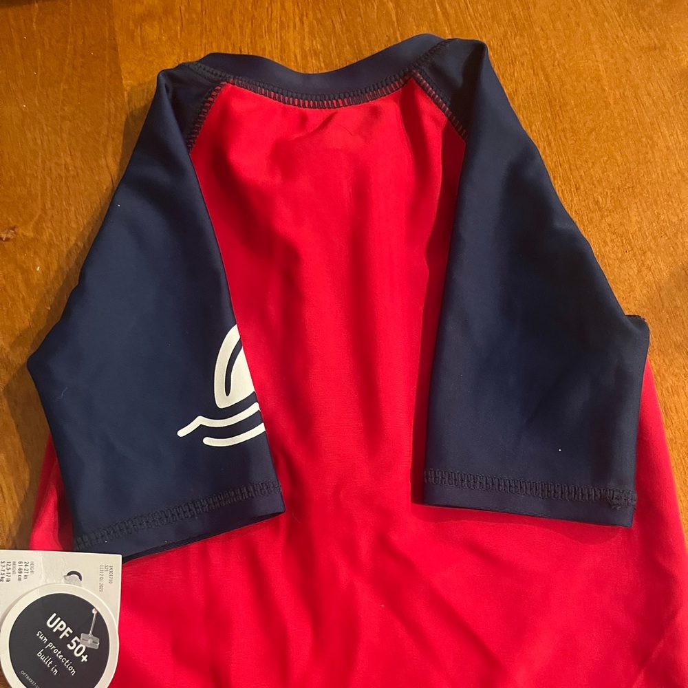 Rash guard top - Picture 2 of 5